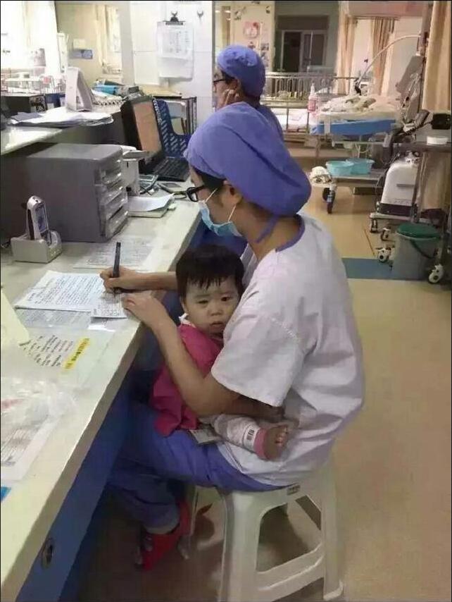 90后暖心护士这样抱她入怀